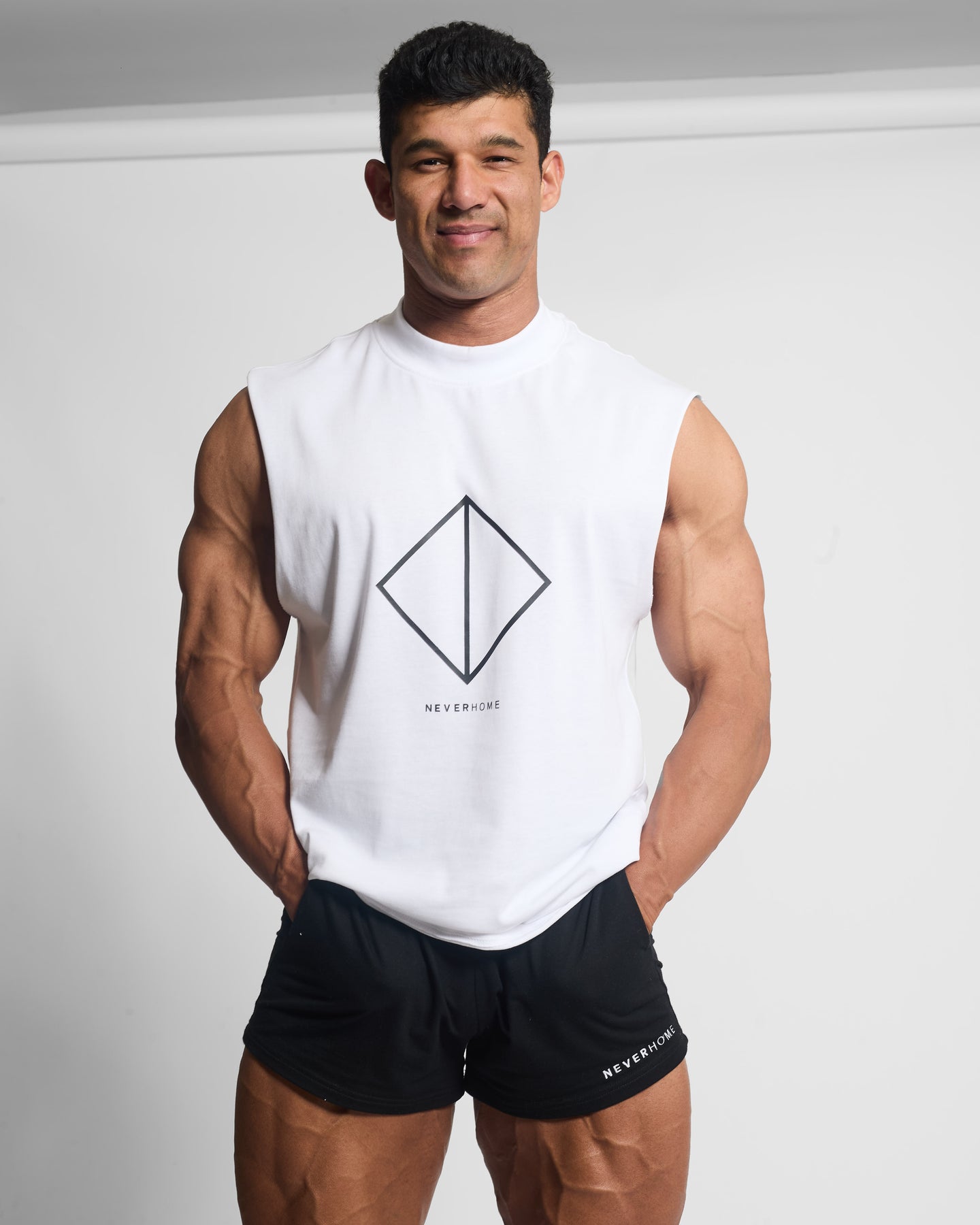 CUTT OFF WHITE (DIAMOND LOGO) Slim fit